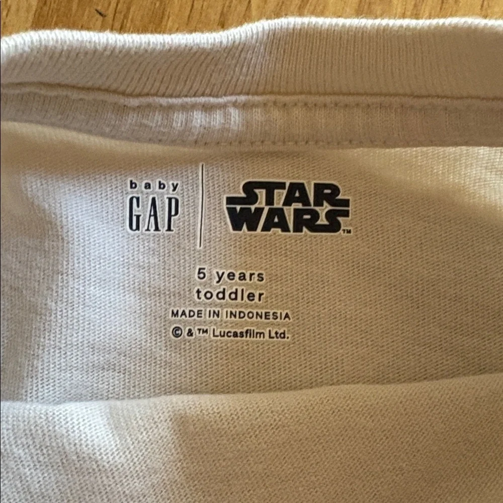 Gap Star Wars white tee shirt size 5